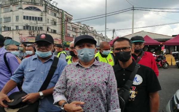 Mohamad (dua dari kanan) menjawab isu peniaga warga asing di Pasar Harian Selayang.