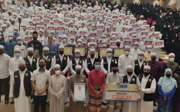 Muhamad Hafiz dan Mohd Zawawi ketika program Ijtimak Huffaz Selangor ke-15 di Dewan Muzakarah, Masjid Sultan Salahuddin Abdul Aziz Shah, di sini pada Ahad.