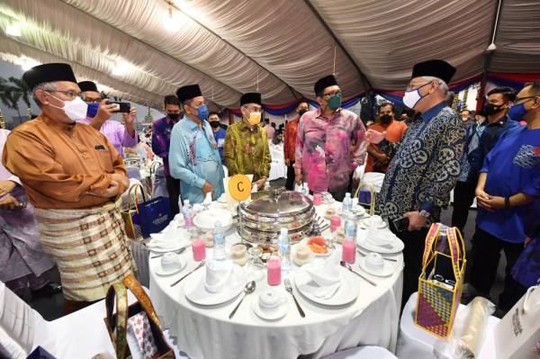 Ismail Sabri beramah mesra bersama ketua-ketua editor ketika menghadiri Majlis Berbuka Puasa Perdana Menteri Bersama Media di Kompleks Seri Perdana malam ini. -Foto Bernama