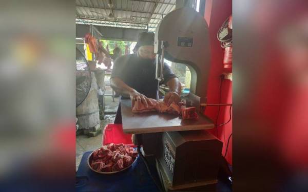 Proses pemotongan daging menggunakan mesin pemotong.