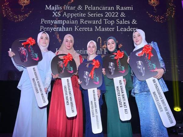 Barisan Master Leader dan Executive Partner bergambar selepas penyerahan replika kunci kereta pada berkenaan.