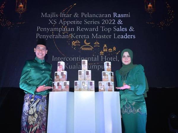 Nur Saidatul Akma dan Muhammad Aswadi menunjukkan produk baharu keluaran Harqis Empire yang dilancarkan pada Majlis Iftar, Pelancaran Rasmi XS Appetite Series 2022, Penyampaian Reward Top Sales dan Penyerahan Kereta Master Leader.