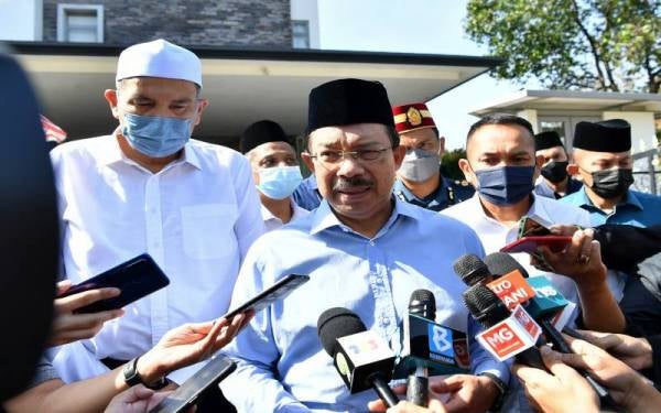 Mohd Zuki bercakap kepada pemberita selepas menziarahi jenazah bekas Ketua Setiausaha Negara, Tan Sri Dr Ali Hamsa di kediamannya di Presint 10, pada Isnin. - Foto Bernama