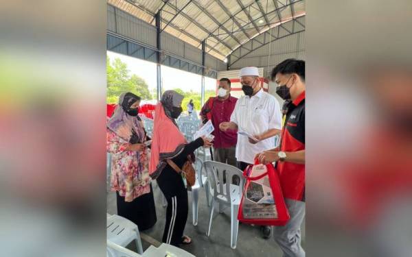 Syed Ibrahim (dua dari kanan) menyampaikan bantuan awal persekolahan kepada ibu bapa murid Tahun Satu bagi DUN Kerdau dan Jenderak dalam majlis penyampaian bantuan itu di Kuala Krau, pada Ahad. - Foto Facebook Syed Ibrahim Syed Ahmad