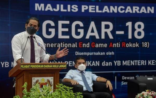 Khairy Jamaluddin menyampaikan ucapan ketika Majlis Pelancaran Gegar-18 (Generational End Game Anti-Rokok) di Sekolah Menengah Kebangsaan Bandar Seri Putra, pada Isnin. Mohd Radzi hadir sama. - Foto Bernama