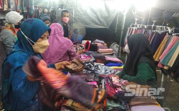 Orang ramai mendapatkan tudung pilihan masing-masing di ekspo tersebut.