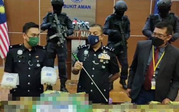 Datuk Ayob Khan (tengah) menunjukkan dadah syabu yang dirampas pada sidang akhbar di Bukit Aman pada Isnin.