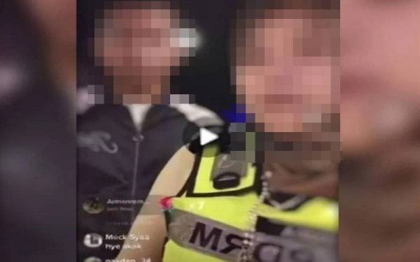 Tangkap layar tular sebuah video durasi satu minit 38 saat yang memaparkan pegawai wanita berpakaian jaket seragam operasi PDRM berpangkat ASP menerangkan tentang sebahagian skop kerjanya menjalankan serbuan dan pemeriksaan.