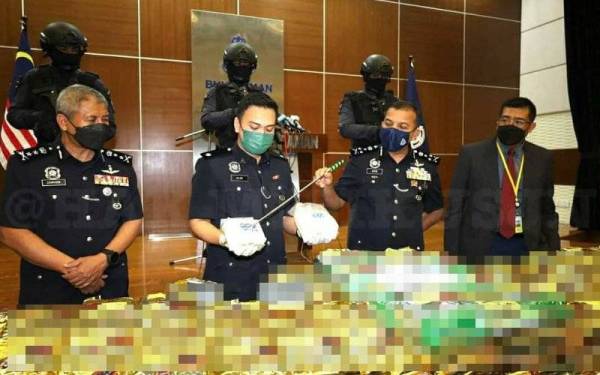 Ayob Khan (dua dari kanan) menunjukkan dadah yang dirampas pada sidang akhbar di Bukit Aman pada Isnin.