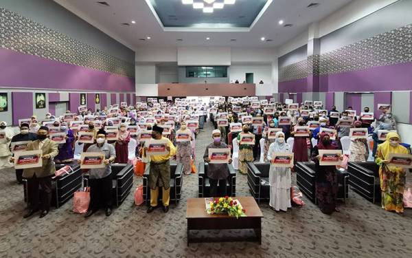 Kesemua 300 peserta program World#QuranHour 2022 merakam gambar kenangan selepas program di Dewan Serbaguna PPAT pada Isnin.
