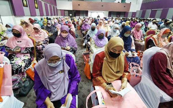 Sebahagian daripada 300 peserta yang menyertai program World#QuranHour 2022 di Dewan Serbaguna PPAT antara lokasi hotspot program berkenaan di Terengganu.