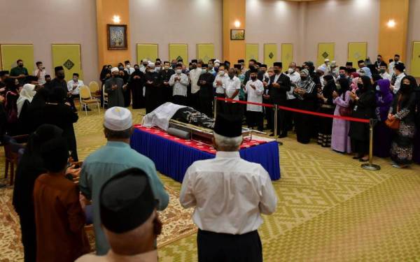 Orang ramai memberi penghormatan terakhir kepada Allahyarham Ali Hamsa di Masjid Tuanku Mizan Zainal Abidin, pada Khamis. - Foto Bernama