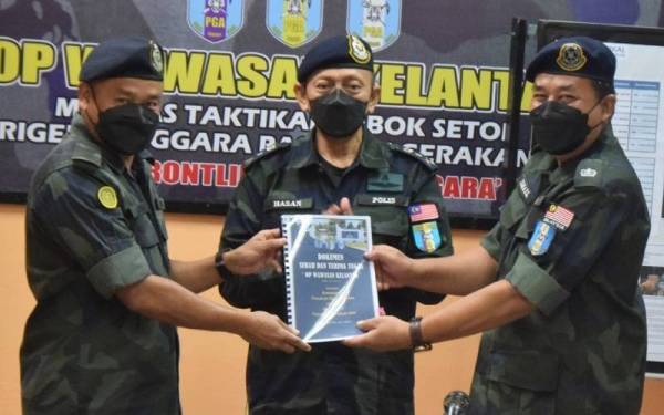 Azhari (kiri) bersama Mannadzar (kanan) semasa majlis serah terima tugas Op Wawasan Kelantan antara Batalion 7 PGA Kuantan dengan Batalion 9 PGA Kuala Terengganu pada Isnin.