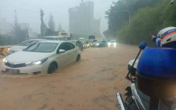 Beberapa lokasi terbabit antaranya Jalan Semantan, Jalan Parlimen dan Jalan Kuching dinaiki air. 