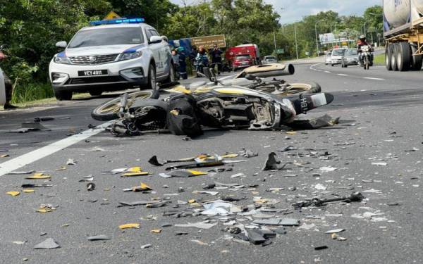 Keadaan motosikal mangsa selepas dirempuh sebuah treler di Kilometer 137 Jalan Kuala Terengganu-Kuantan dekat Kijal, Kemaman pada Isnin.