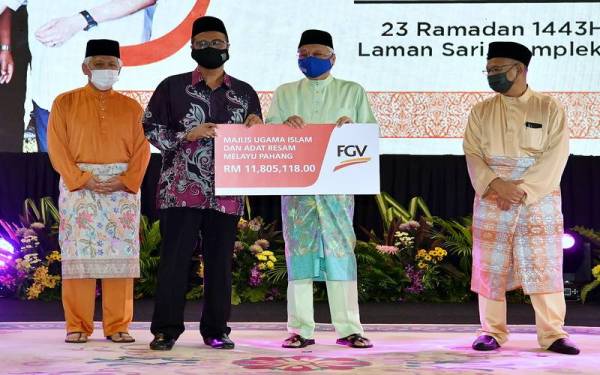Ismail Sabri menyerahkan replika cek sumbangan zakat perniagaan FGV Holding kepada Pengurus Besar Kanan Pusat Kutipan Zakat Pahang, Datuk Halidan Md Daud. - Foto Bernama