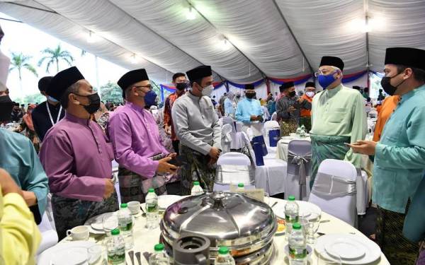 Ismail Sabri beramah mesra bersama para hadirin pada Majlis Berbuka Puasa Perdana Menteri Bersama Warga Felda di Kompleks Seri Perdana pada Isnin. - Foto Bernama