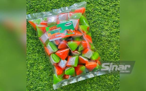 Gelembung buaya berwarna hijau dan jingga serta diperbuat daripada campuran kelapa muda, tepung pulut, daun pandan, gula dan garam.