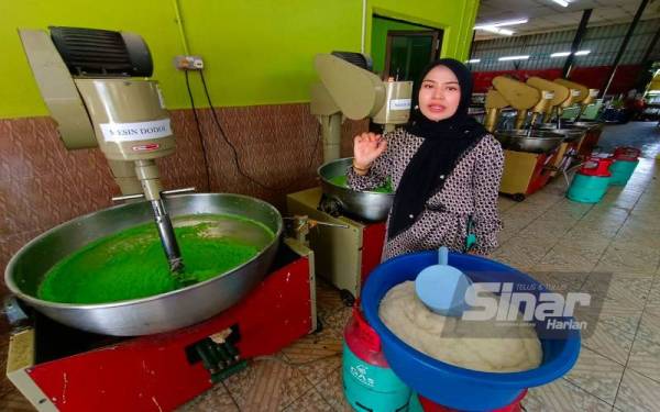Kuih gelembung buaya mengambil masa selama enam jam untuk dimasak.
