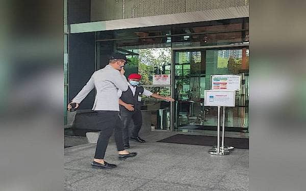 Aliff Syukri tiba pada jam 9.58 pagi di pekarangan Ibu Pejabat SKMM.