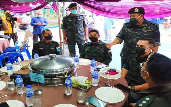 Hazani (berdiri kanan) beramah mesra dengan pegawai dan anggota PGA semasa Majlis Berbuka Puasa Bersama Warga Briged Tenggara PGA di Markas Taktikal Lubok Stol, Rantau Panjang pada Isnin.