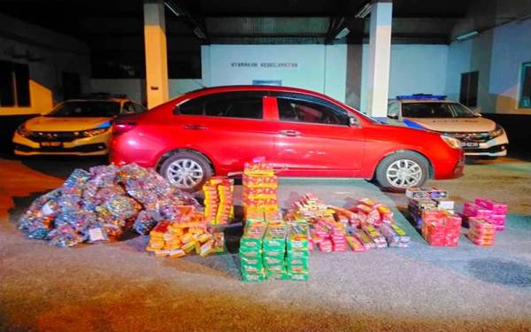Mercun dan bunga api bernilai RM17,660 yang dirampas polis.