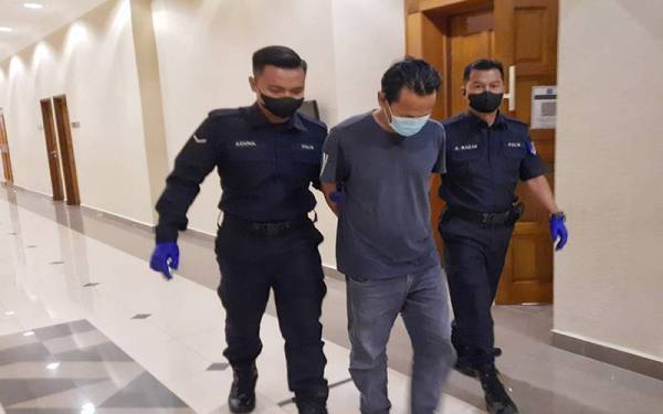 Rohamad (tengah) mengaku tidak bersalah di Mahkamah Sesyen Kuantan pada Selasa atas pertuduhan menggunakan wang palsu.