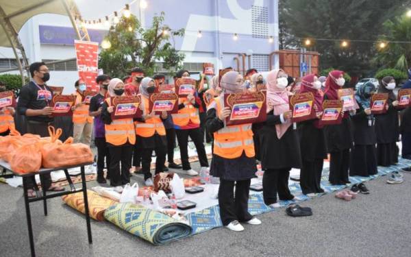 'Flash mob' membawa mesej yang terkandung dalam misi World #Quran Hour di Dataran Karangkraf pada Jumaat.