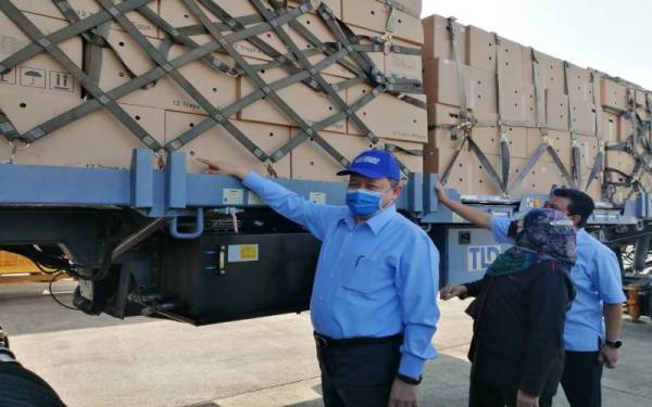 Shahidan menyaksikan pelepasan penerbangan ihsan menghantar bekalan telur ayam dan minyak masak ke Labuan di Pangkalan Udara Subang, pada Selasa.