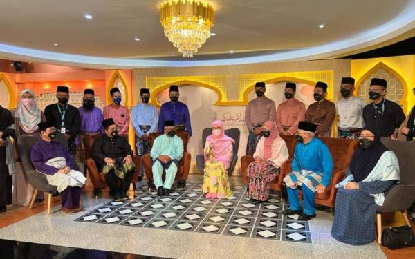 Tunku Azizah mencemar duli ke studio TV Alhijrah sempena Program World #QuranHour 2022 pada Selasa.