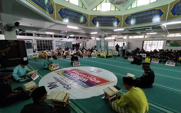 Seramai kira-kira 300 peserta terlibat di dalam penganjuran World #QuranHour di Masjid Saidina Abu Bakar As-Siddiq di Kem PGA Ulu Kinta di sini pada Selasa.