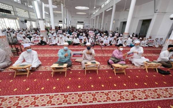 Lebih 400 peserta hadir bagi menjayakan World#QuranHour 2022 di Masjid Abidin di Kuala Terengganu pada Selasa.