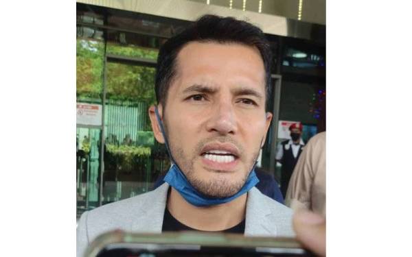 Aliff Syukri ditemui pemberita selepas hampir lima jam meluangkan masa untuk memberi keterangan dan merakamkan percakapan di ibu pejabat MCMC.