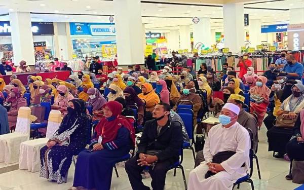 Sebahagian daripada peserta yang hadir menjayakan Program World #QuranHour di Mydin Mall Tunjong, Kota Bharu pada Selasa.