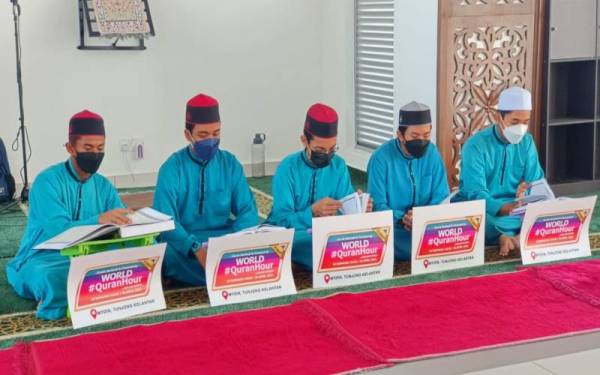Sebahagian daripada peserta World #QuranHour yang terdiri daripada pelajar tahfiz tidak melepaskan peluang menyertai program tersebut yang berlangsung serentak seluruh Malaysia.