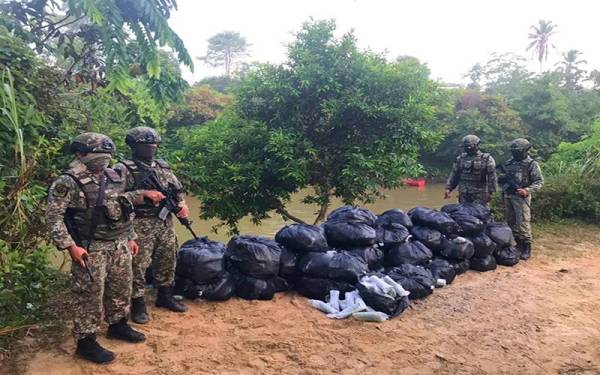 Markas Briged Kelapan Infantri Malaysia menemui bungkusan plastik hitam berisi daun ketum seberat 510 kg dipercayai ditinggalkan penyeludup di tebing Sungai Golok berhampiran Kampung Nibong, Tanah Merah pada Selasa.