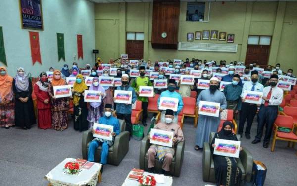 Peserta yang hadir ke program World #QuranHour di Perbadanan Perpustakaan Awam Kedah bergambar kenangan setelah tamat program terbabit.