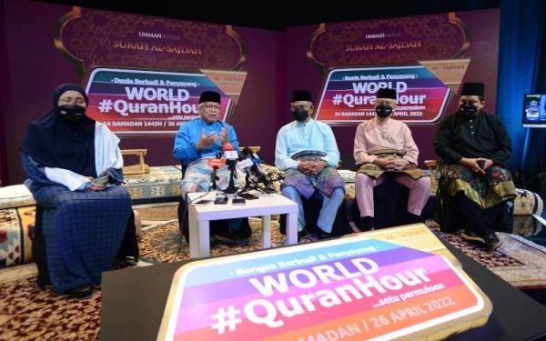 Hussamuddin (dua dari kiri) pada sidang akhbar selepas program World #QuranHour di Studio TV Alhijrah pada Selasa.