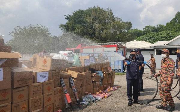 Polis dengan bantuan bomba melupuskan mercun dan bunga api bernili RM4.17 juta pada Selasa.