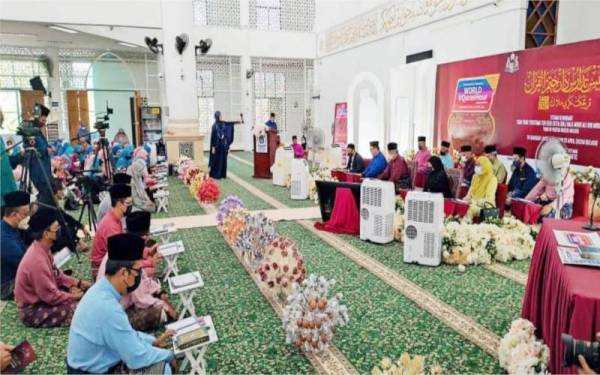 Mohd Ali dan isteri turut mengalunkan bacaan al-Quran sempena World #QuranHour peringkat negeri di Masjid Al-Alami, MITC Ayer Keroh, di sini, pada Selasa.