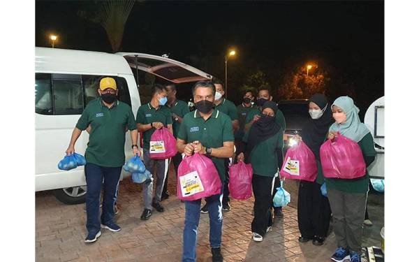 Warga Perda bergerak untuk menyerahkan edaran pek makanan bersahur khusus untuk mereka yang bertugas pada waktu malam.
