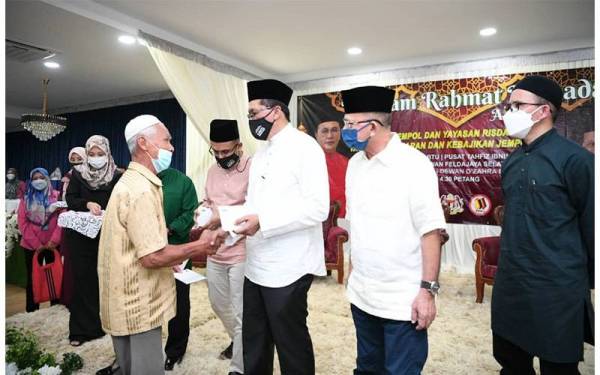 Majlis penyerahan bantuan ‘Program Rahmat Ramadhan 2022’ di Dewan D’Zahra.