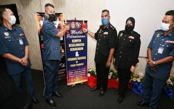 Azmi (dua dari kiri) melancarkan Kempen Keselamatan Kebakaran Bagi Penghapusan Bahaya Kebakaran di Ipoh.