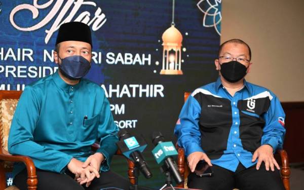 Mukhriz bersama Nicholas (kanan) ketika mengadakan sidang media pada Majlis Iftar Parti Pejuang Negeri Sabah bersama presiden Pejuang pada Selasa. - Foto Bernama 