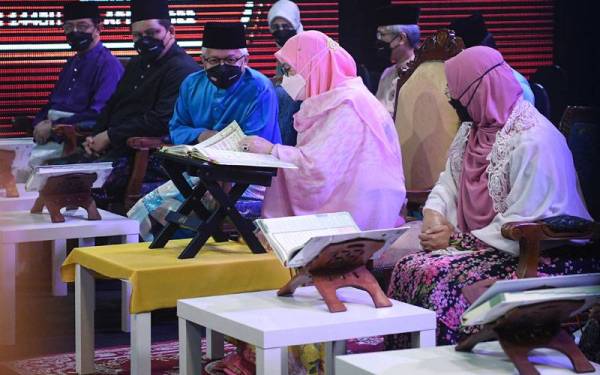 Raja Permaisuri Agong Tunku Hajah Azizah Aminah Maimunah Iskandariah (dua, kanan) berkenan menyertai program World #QuranHour di Pusat Penyiaran Digital TV AlHijrah pada Selasa.