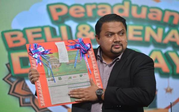 Airol Fadley ketika mengumumkan pemenang tempat ketiga. Foto: ASRIL ASWANDI