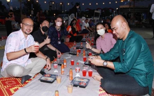 Sheikh Farouk (kiri) berbuka puasa bersama kakitangan AEON BiG pada majlis Iftar Ala Madinah @Karangkraf.