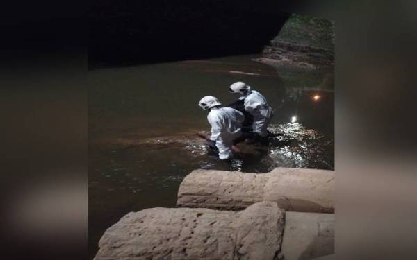 Pasukan bomba mengeluarkan mangsa yang ditemui terdampar di Sungai Klang berhampiran jambatan besi Desa Mentari, Petaling Jaya pada Selasa.