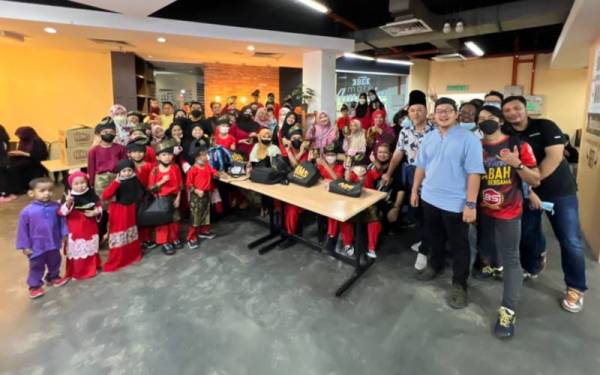 Nims Leader dan Team Nims bersama anak-anak yatim yang menerima sumbangan duit raya sempena Ramadan.