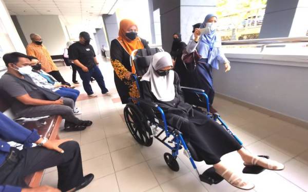 Siti Syarifah berkerusi roda hadir ke mahkamah, hari ini.